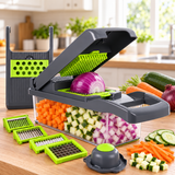 Découpe-légumes gris et vert avec oignon sur la grille, légumes en dés dans le bac et accessoires